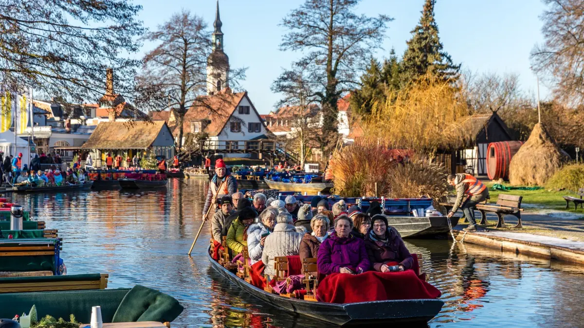 Spreewaldweihnacht in Lübbenau und Lehde: 01.12.2024, Brandenburg, Lübbenau: Vom Hafen von Lübbenau fährt ein Kahn mit Besuchern zum Weihnachtsmarkt in das Spreewalddorf Lehde. In der Stadt Lübbenau und im Ortsteil Lehde finden an diesem und am nächsten Wochenende Weihnachtsmärkte statt, zwischen denen Besucher mit Kähnen auf den Spreewaldfließen fahren oder auf Wanderwegen laufen können. Foto: Frank Hammerschmidt/dpa/ZB - Honorarfrei nur für Bezieher des Dienstes ZB-Funkregio Ost +++ ZB-FUNKREGIO OST +++