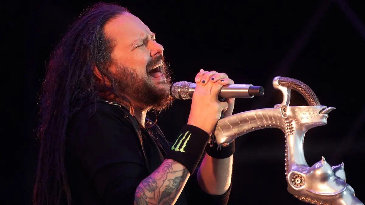 Open-Air-Festival „Rock am Ring“: ARCHIV - 05.06.2022, Rheinland-Pfalz, Nürburg: Jonathan Davis, Sänger der kalifornischen Rockband «Korn» tritt auf der Hauptbühne des Festivals «Rock am Ring» auf. Das Festival ist mit 90.000 Besuchern ausverkauft. (zu dpa: «Korn spielt bei Festivals Rock am Ring und Rock im Park») Foto: Thomas Frey/dpa +++ dpa-Bildfunk +++