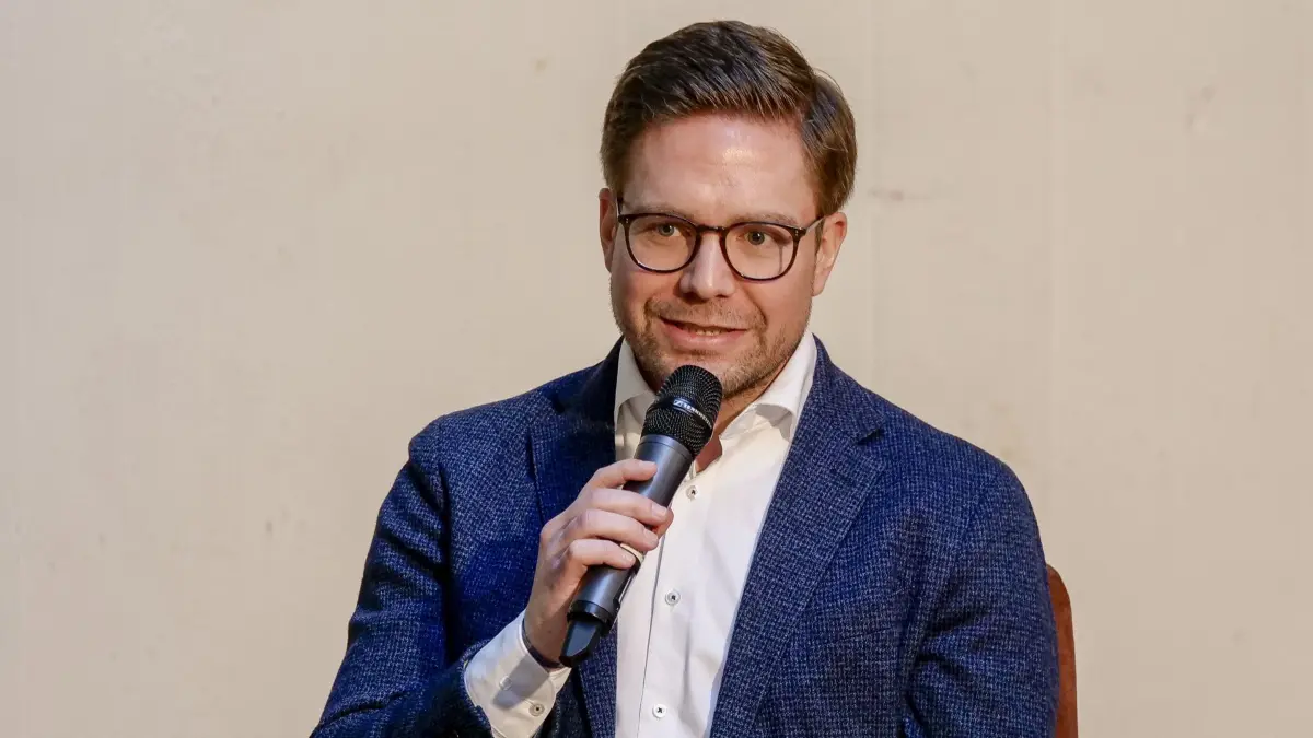 Bietigheim Bissingen - Klimaaktivistin Noemi Mundhaas (rechts im Bild) von der Letzten Generation trifft am Beruflichen Schulzentrum auf den jungen Bundestagsabgeordneten Fabian Gramling von der CDU (links) . Prallen Welten aufeinander - oder gibt es in manchen Punkten womöglich Konsens? Auch im Bild: Oberstudiendirektor Stefan Ranziger (mitte)