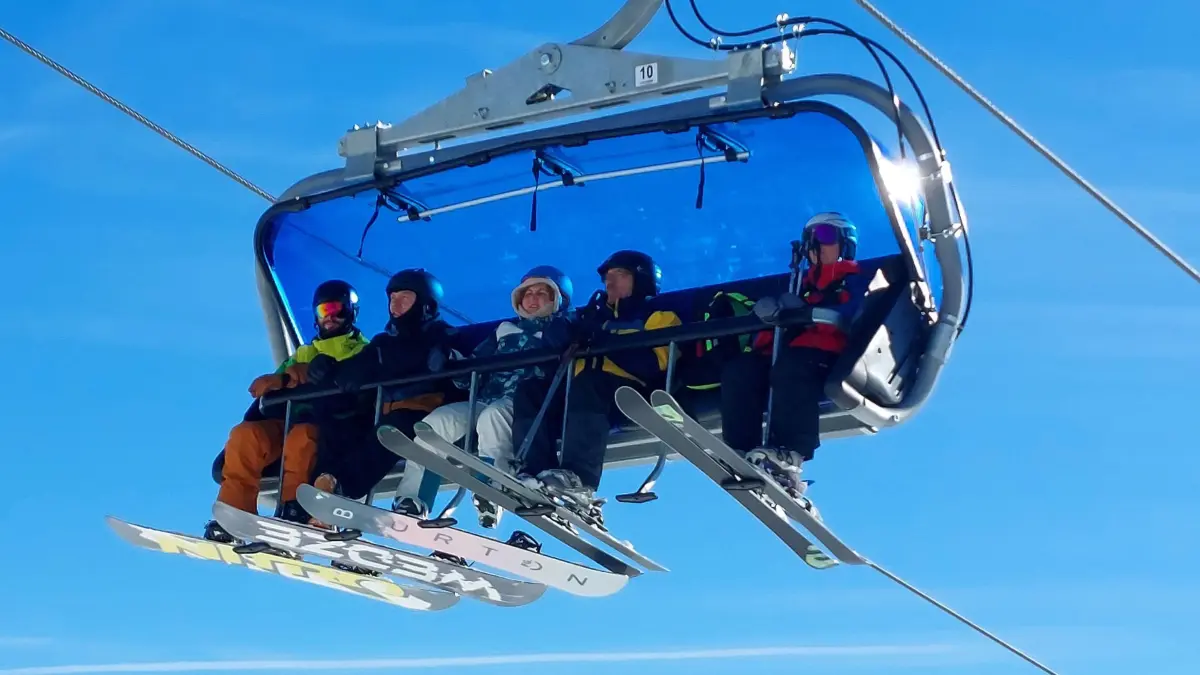 Feldberg Themenbild - Wintersport, Skifahren, Skispass auf dem Feldberg, Saisoneröffnung, Skiopening, Saisonstart 2023/2024 Themenbild - Wintersport, Skifahren, Skispass auf dem Feldberg, Saisoneröffnung, Skiopening, Saisonstart 2023/2024 Skifahrer in der Feldbergbahn Winterwonderland, Saisoneröffnung Skifahren auf dem 1493 m hohen Feldberg bei herrlichem Sonnenschein und eisigen Temperaturen und bestem Winterwetter. Der Feldberg ist der höchste Gipfel des Schwarzwaldes. *** Feldberg theme picture winter sports, skiing, skiing fun on the Feldberg, season opening, ski opening, season start 2023 2024 theme picture winter sports, skiing, skiing fun on the Feldberg, season opening, ski opening, season start 2023 2024 skiers in the Feldber Copyright: xFleigx/xEibner-Pressefotox EP_dfg