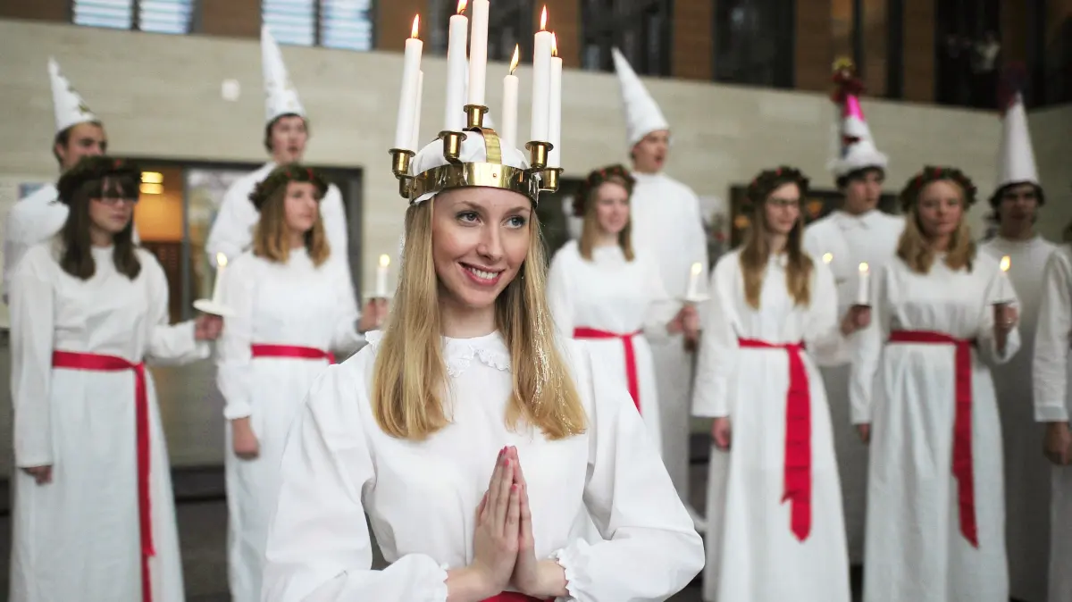 Lucia, die Lichterkönigin und ihr Gefolge singen am Freitag (10.12.2010) auf Anregung der schwedischen Botschaft im Auswärtigen Amt in Berlin. Kurz vor Weihnachten, am 13. Dezember, wird in Schweden das Fest der Lichterkönigin Lucia gefeiert. Der Name stammt von einer syrakusischen Schutzheiligen, die im Jahre 303 den Märtyrertod gestorben sein soll. Foto: Hannibal dpa/lbn ++ +++ dpa-Bildfunk +++