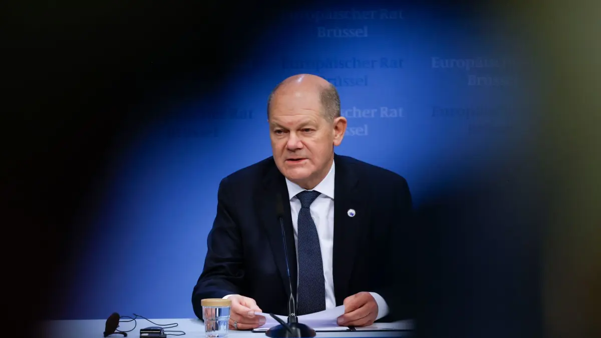 EU-Gipfel in Brüssel: 19.12.2024, Belgien, Brüssel: Bundeskanzler Olaf Scholz (SPD) spricht bei einer Pressekonferenz zum Abschluss eines EU-Gipfels in Brüssel. Foto: Omar Havana/AP/dpa +++ dpa-Bildfunk +++