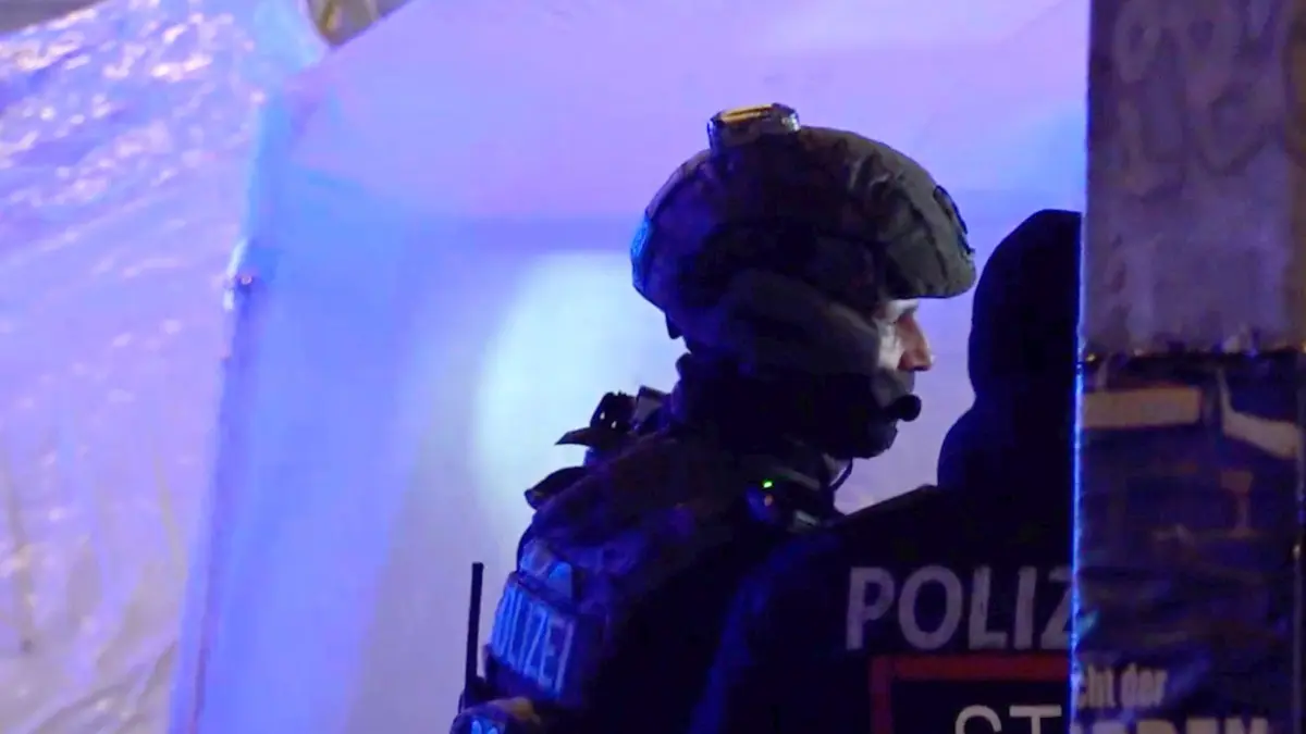 Auto fährt in Menschenmenge auf Magdeburger Weihnachtsmarkt: 20.12.2024, Sachsen-Anhalt, Magdeburg: Sondereinsatzkräfte der Polizei sind im Einsatz auf dem Weihnachtsmarkt in Magdeburg. Auf dem Weihnachtsmarkt in Magdeburg ist ein Autofahrer in eine Menschengruppe gefahren. Foto: Thomas Schulz/dpa +++ dpa-Bildfunk +++