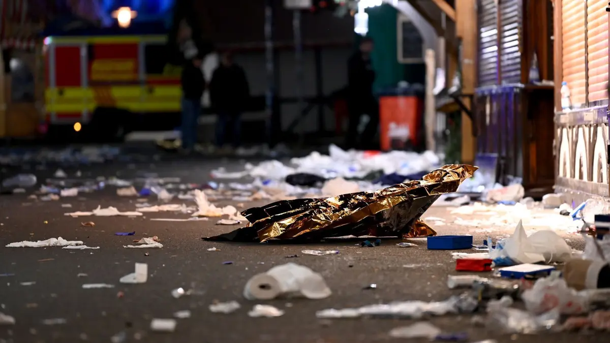 Auto fährt in Menschenmenge auf Magdeburger Weihnachtsmarkt