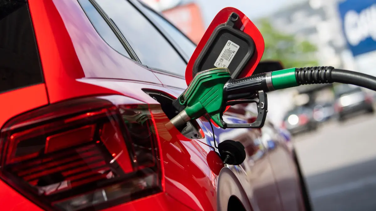 Ein Auto wird an einer Tankstelle betankt. Die Spritpreise sind derzeit nicht nur hoch, sie schwanken im Tagesverlauf auch besonders stark. (zu dpa: Spritpreise: 12 Cent Unterschied zwischen Morgen und Abend) +++ dpa-Bildfunk +++