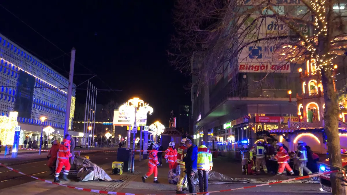 Einsatzkräfte von Rettungsdiensten und Feuerwehr sind im Einsatz auf dem Weihnachtsmarkt in Magdeburg, nachdem Autofahrer in eine Menschengruppe gefahren ist.