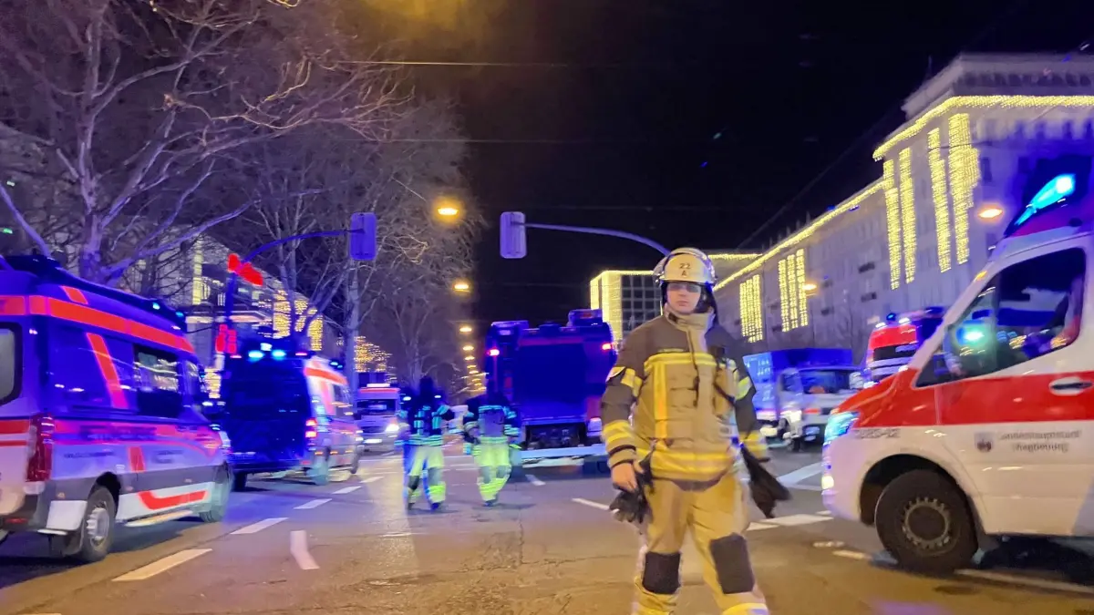 Auto fährt in Menschenmenge auf Magdeburger Weihnachtsmarkt: 20.12.2024, Sachsen-Anhalt, Magdeburg: Einsatzkräfte von Rettungsdiensten, Feuerwehr und Polizei im Einsatz nach dem Anschlag auf den Weihnachtsmarkt in Magdeburg. (Bestmögliche Qualität) Auf dem Weihnachtsmarkt in Magdeburg ist ein Autofahrer in eine Menschengruppe gefahren. Foto: Simon Kremer/dpa +++ dpa-Bildfunk +++