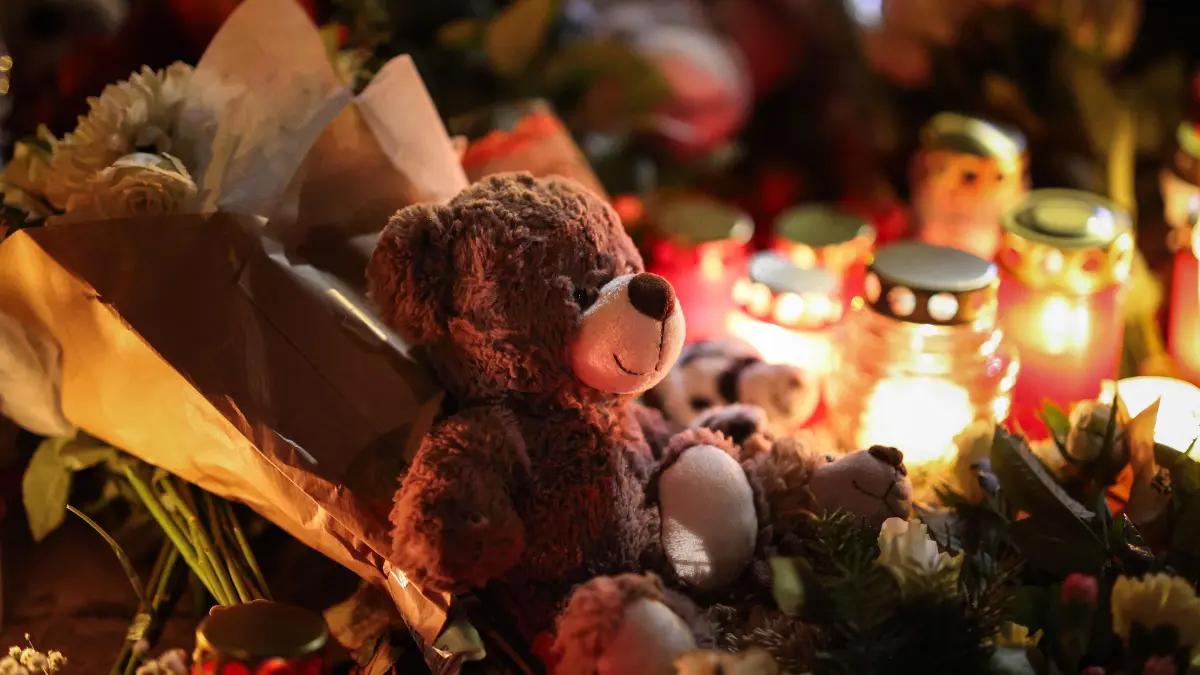 A teddy bear lies at a makeshift memorial near the site of a car-ramming attack on a Christmas market in Magdeburg, eastern Germany, on December 21, 2024. The death toll in the attack on December 20, rose to 5 on December 21, 2024, with over 200 injured, according to the head of the regional government, Reiner Haseloff. (Photo by Ronny HARTMANN / AFP)