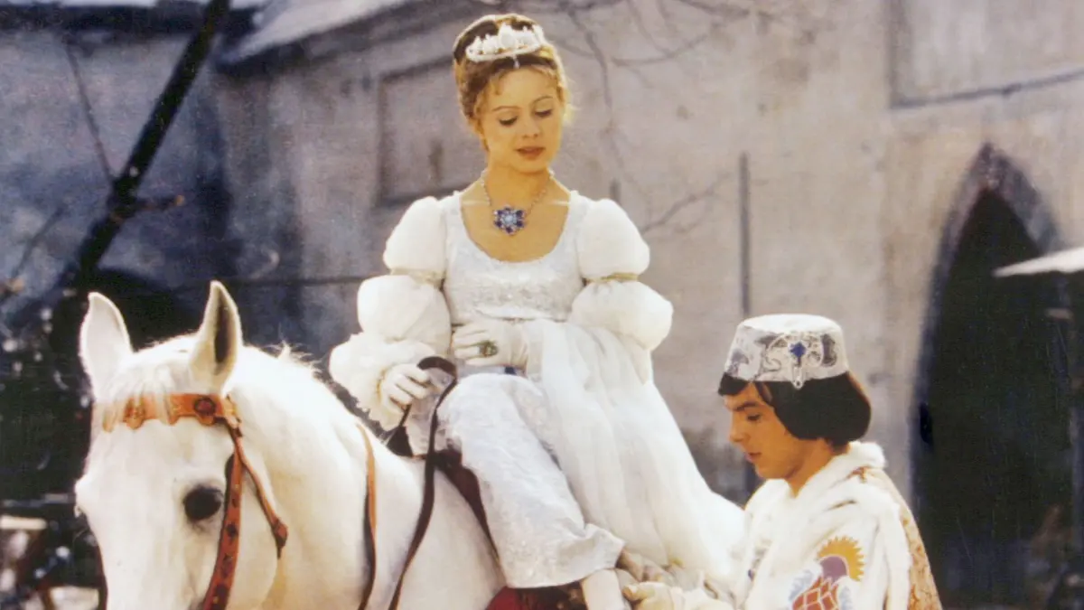 Weihnachtsfilm „Drei Haselnüsse für Aschenbrödel“: HANDOUT - 24.12.2022, ---: ARCHIV - Der Prinz (Pavel Trávnícek) passt Aschenbrödel (Libuse Safránková) den verlorenen Schuh an - eine Szene aus «Drei Haselnüsse für Aschenbrödel» (undatiert). Der Film wird am 17.12.2023 um 15:50 Uhr im Ersten gezeigt. Der MDR feiert das 50. Jubiläum von «Drei Haselnüsse für Aschenbrödel» und blickt in einer Dokumentation erstmals auch hinter die Kulissen des Märchenklassikers. (zu dpa: «Weihnachtsfilme: Viel mehr als Kitsch mit Happy End») Foto: Degeto/WDR/dpa +++ dpa-Bildfunk +++