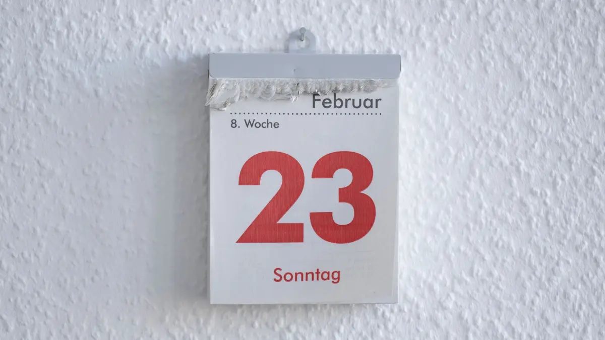Bundestagswahl 2025: ILLUSTRATION - 27.12.2024, Sachsen, Dresden: Das Blatt aus einem Tageskalender für den 23. Februar 2025 hängt an der Wand. am 25.02.2025 findet die vorgezogene Bundestagswahl statt. (zu dpa: «Landeswahlleiter verweist auf enge Frist für Briefwahl») Foto: Sebastian Kahnert/dpa +++ dpa-Bildfunk +++