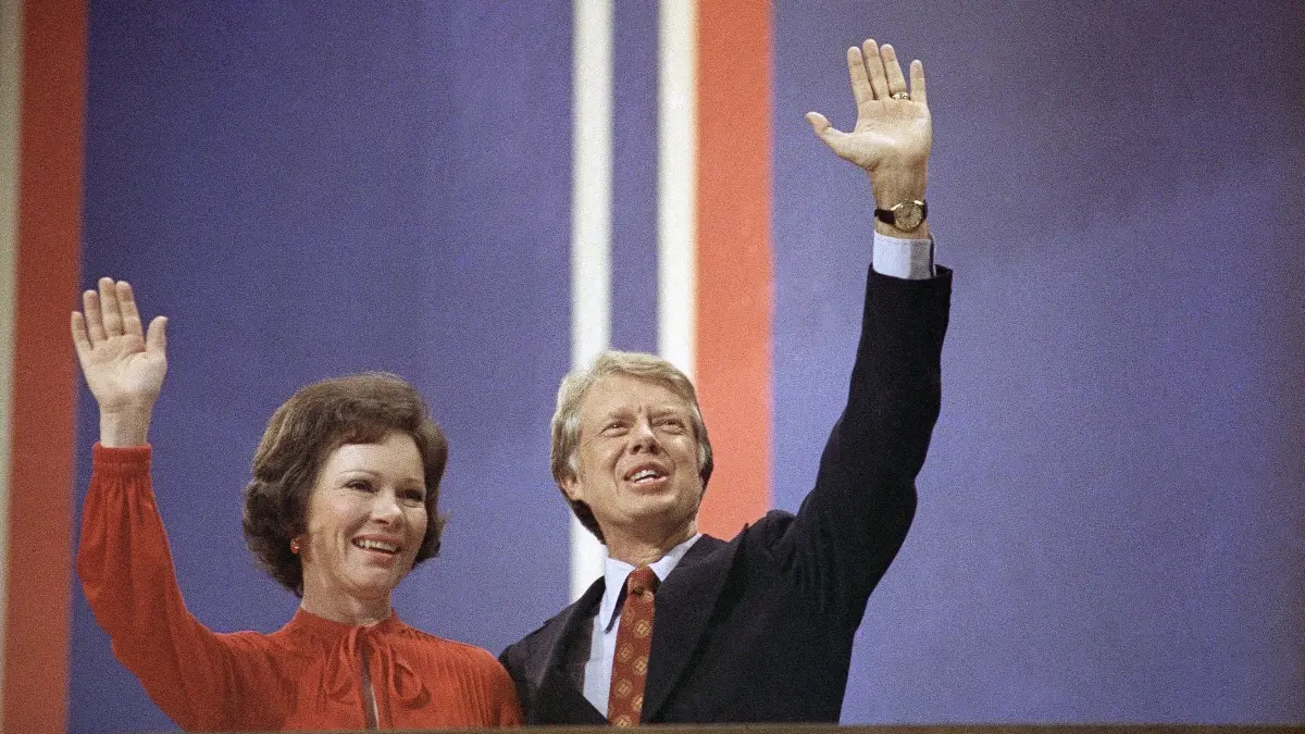 Jimmy Carter ist tot: ARCHIV - 15.07.1976, USA, New York: Jimmy Carter und seine Frau Rosalynn winken ihren Anhängern auf dem Parteitag der Demokraten im Madison Square Garden in New York zu. Der 39. Präsident der Vereinigten Staaten, der von 1977 bis 1981 regierte, starb am Sonntag im Alter von 100 Jahren in Plains im US-Bundesstaat Georgia, wie Carters Stiftung in Atlanta mitteilte. Foto: Anonymous/AP/dpa +++ dpa-Bildfunk +++