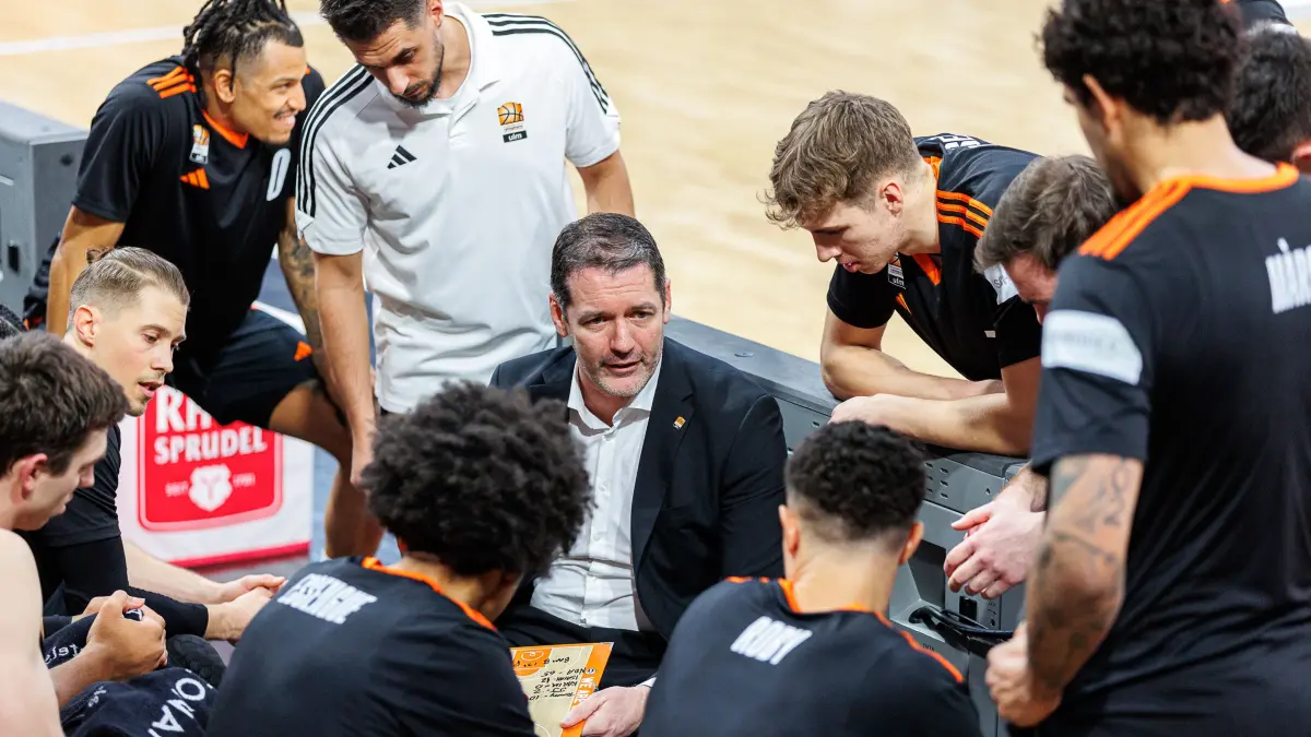 Bamberg Baskets vs. ratiopharm Ulm, Basketball, easyCredit BBL, 3. Spieltag, 02.01.2025: Ty Harrelson (ratiopharm Ulm, Trainer), Auszeit, Team, Mannschaft,
Bamberg Baskets vs. ratiopharm Ulm, Basketball, easyCredit BBL, 3. Spieltag, 02.01.2025
Foto: Eibner-Pressefoto/Guener Santemiz
