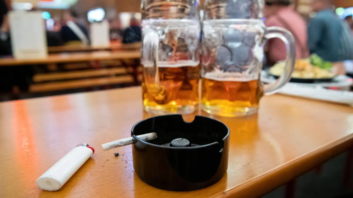 Risikofaktoren für Krebs: ARCHIV - 27.09.2019, Baden-Württemberg, Stuttgart: Eine Zigarette liegt zu Beginn des 174. Cannstatter Volksfests in einem Festzelt in einem Aschenbecher. Der «Wasen» ist nach dem Münchner Oktoberfest das zweitgrößte Volksfest in Deutschland und dauert vom 27. September bis zum 13. Oktober. (zu dpa: «Krebsrisiko lässt sich um bis zu 40 Prozent senken») Foto: Sebastian Gollnow/dpa +++ dpa-Bildfunk +++