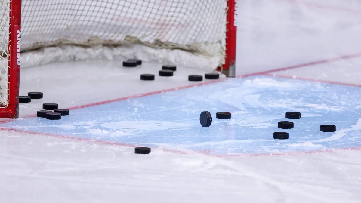 07.01.2025, Eishockey, DEL, K?lner Haie - Eisb?ren Berlin: 07.01.2025, Eishockey, Penny DEL, K?lner Haie - Eisb?ren Berlin, Spieltag 27, Lanxess-Arena K?ln: Feature Symbol Symbolbild Symbolfoto Eishockeytor mit Puck Pucks auf dem Eis Nordrhein-Westfalen Deutschland *** 07 01 2025, Ice Hockey, Penny DEL, K?lner Haie Eisb?ren Berlin, Matchday 27, Lanxess Arena Cologne Feature Symbol Symbol Symbol Symbol Photo Ice Hockey Goal with Puck Pucks on the Ice North Rhine Westphalia Germany