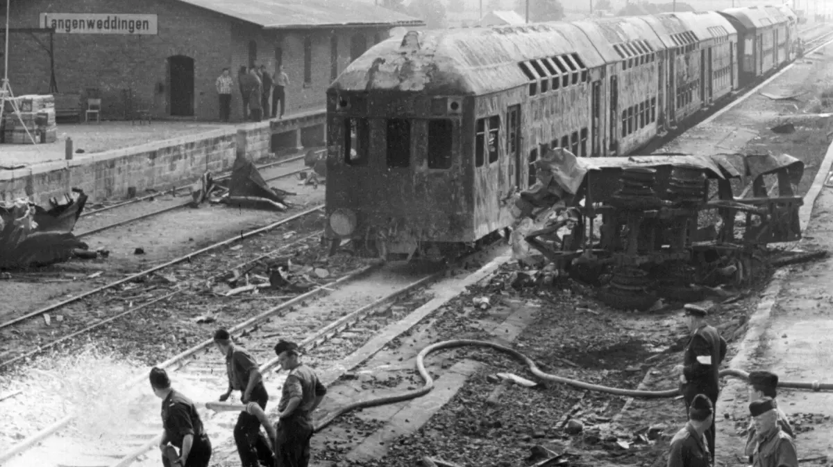 ARCHIV - Das Archivbild vom 6.7.1967 zeigt Bergungsarbeiten in Langenweddingen bei Magdeburg. Beim schwersten DDR-Eisenbahnunglück im Juli 1967 sterben in Langenweddingen (heute Sachsen-Anhalt) 94 Menschen, 44 davon sind Kinder. Foto: Zentralbild (zu dpa "Unglücke in der DDR: Ein Gefühl der Ohnmacht bei Hinterbliebenen" vom 16.08.2016) +++ dpa-Bildfunk +++