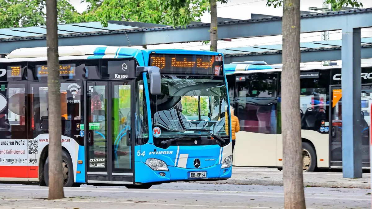 Böblingen, Symbolbilder vom Pflieger Bus in Böblingen machen, am Busbahnhof .