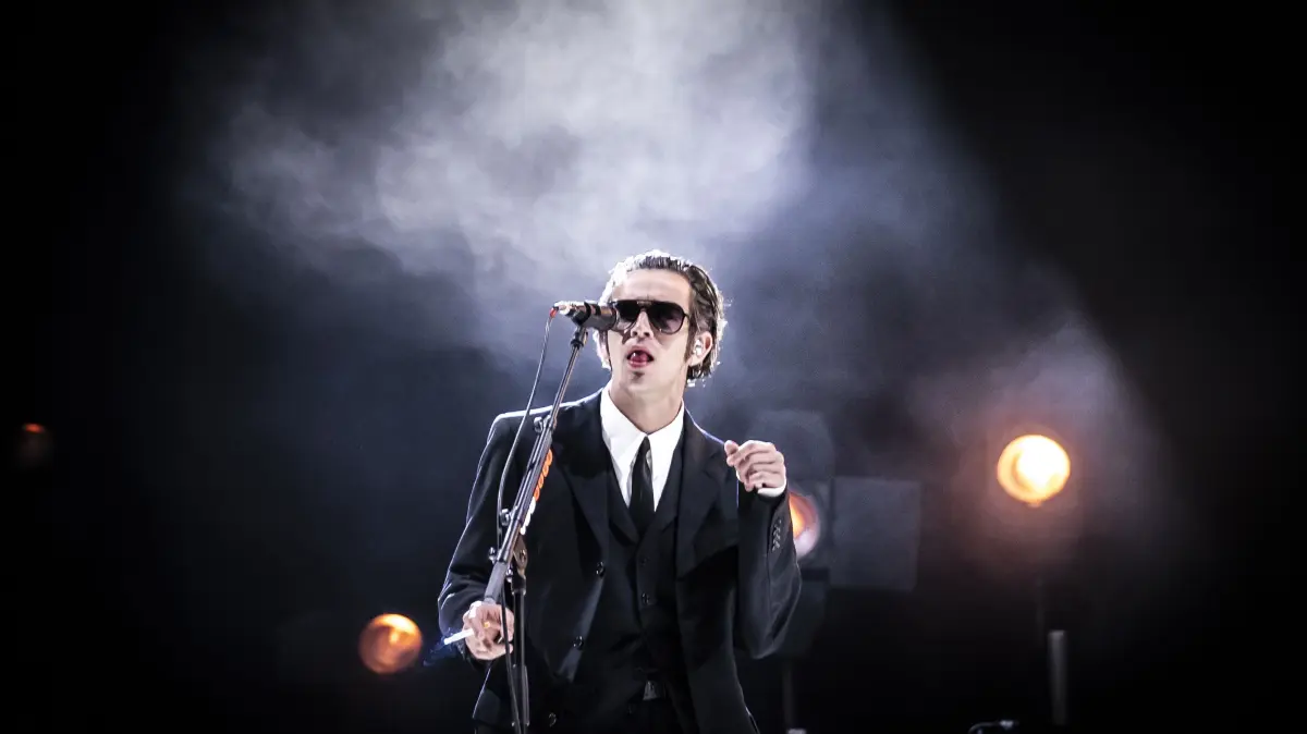 Matthew Healy tritt mit seiner Band The 1975 während des Leeds Festivals 2022 im Bramham Park auf.