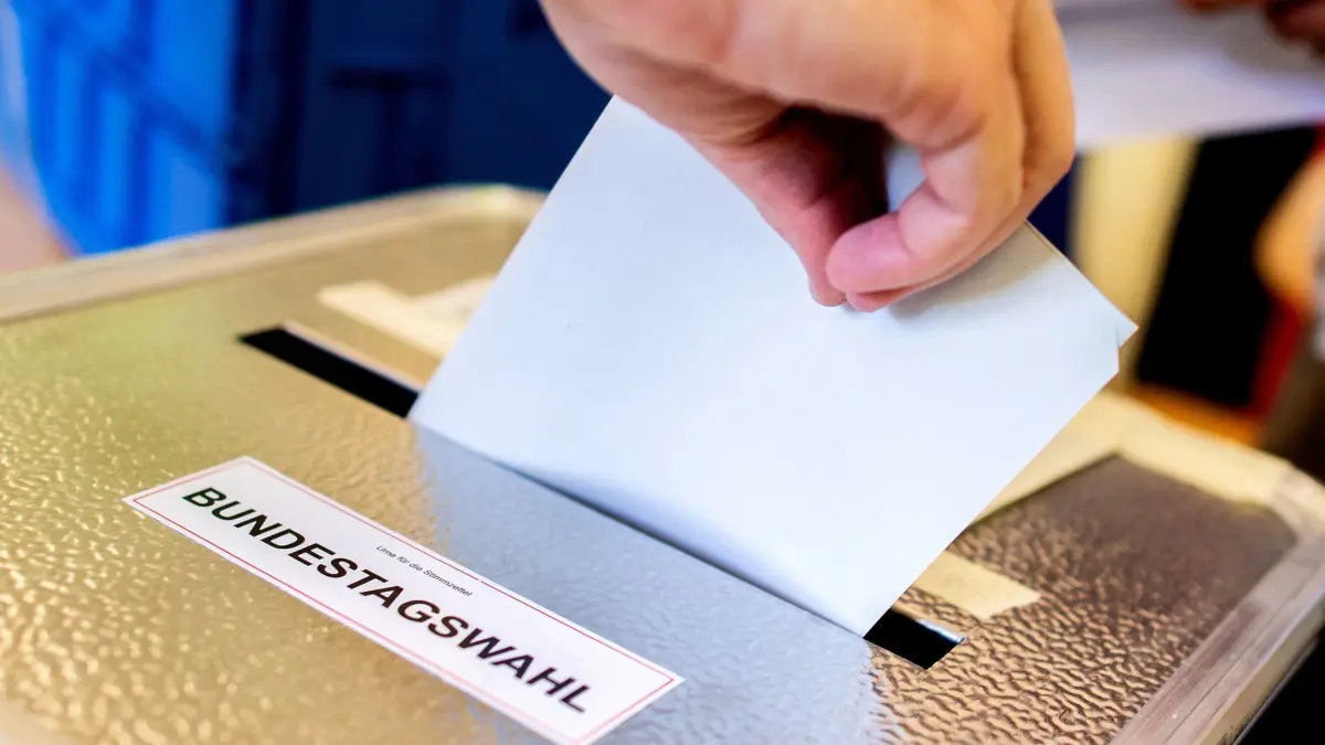 Kommunen suchen Wahlhelfer: ARCHIV - 26.09.2021, Berlin: Ein Wähler wirft in einem Wahllokal seinen Stimmzettel für die Bundestagswahl in eine Wahlurne. (zu dpa: «Wohl genügend Wahlhelfer für Bundestagswahl») Foto: Hauke-Christian Dittrich/dpa +++ dpa-Bildfunk +++
