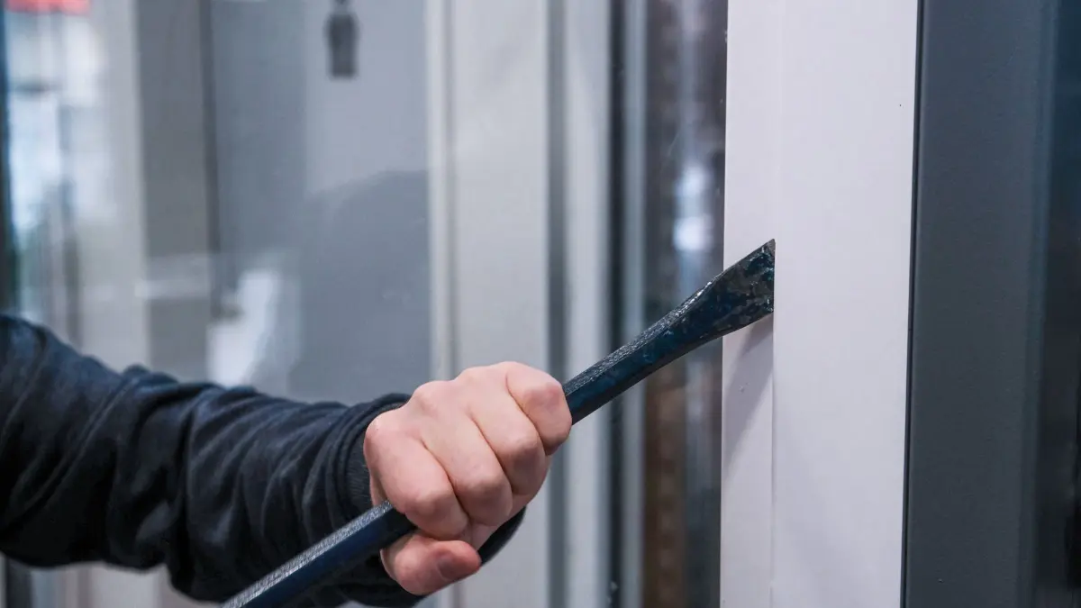 Düsseldorf 25.10.2024 Kriminalpolizeiliche Beratungsstelle Einbrecher Einbruchsversuch Wohnungseinbruch Wohnungseinbrecher Dunkelheit Einbruchsgefahr Angst Taschenlampe Kriminalität Kriminalitätsstatistik Sicherheitsgefühl Kriminalpolizei Kriminalprävention Straftaten Tageswohnungseinbruch Tageseinbruch Dämmerung Einbruchsbanden Einbruchssicherungen Fenstersicherungen Türschloss aufhebeln aufbrechen Terrassentür Mehrfamilienhaus Wohnungseinbruchdiebstahl Wohnungseinbrüche Vorbeugung Hausratversicherung Einbruchswerkzeug Schraubendreher Schraubenzieher Stemmeisen Flipper aus Plastikflasche PET-Flasche Kriminalstatistik innere Sicherheit Sicherheitspolitik südosteuropäische Südosteuropa Diebesbanden Fallzahlen Aufklärungsquote
