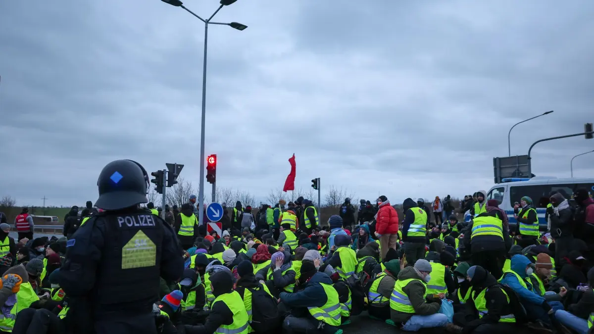 AfD-Parteitag Riesa - Proteste: 11.01.2025, Sachsen, Riesa: Demonstranten blockieren eine Kreuzung der Bundesstraße B169 vor dem Bundesparteitag der AfD. Auf dem Parteitag soll das Bundestagswahlprogramm verabschiedet und die Co-Vorsitzende Weidel als Kanzlerkandidatin aufgestellt werden. Foto: Jan Woitas/dpa +++ dpa-Bildfunk +++