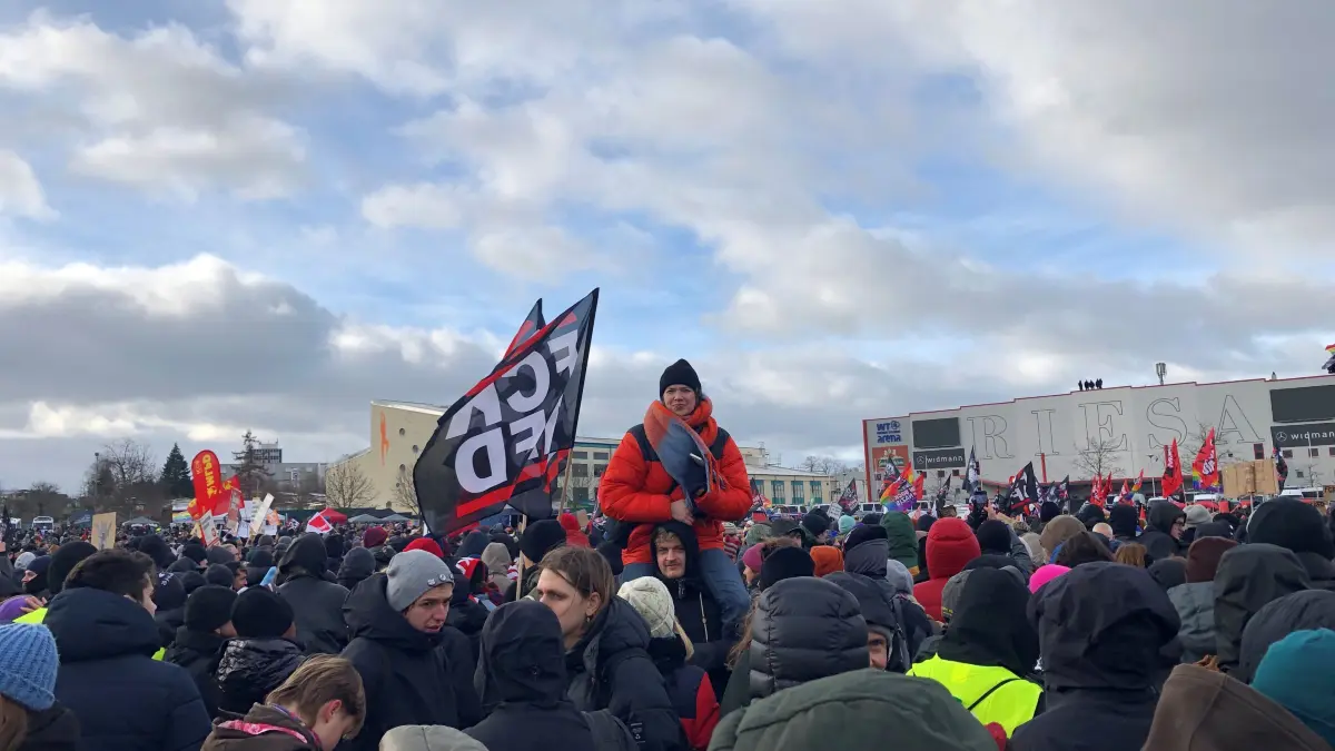 AfD-Parteitag in Riesa: Mehr als 10.000 Menschen demonstrieren vor der WT Energiesysteme Arena.
