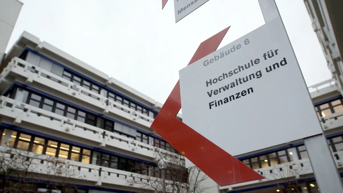 ARCHIV - 20.02.2017, Baden-Württemberg, Ludwigsburg: Ein Schild weist auf die Hochschule für öffentliche Verwaltung und Finanzen Ludwigsburg hin. (zu dpa: «Entscheidung im Berufungsprozess um die Zulagenaffäre an der Hochschule für öffentliche Verwaltung und Finanzen Ludwigsburg erwartet») Foto: Marijan Murat/dpa +++ dpa-Bildfunk +++