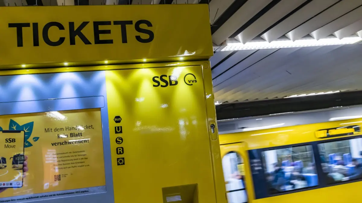 Stadtbahn Haltestelle Charlottenplatz, Stuttgarter Straßenbahnen AG, SSB. // 20.12.2024: Stuttgart, Baden-Württemberg, Deutschland, Europa *** Charlottenplatz light rail stop, Stuttgarter Straßenbahnen AG, SSB 20 12 2024 Stuttgart, Baden Württemberg, Germany, Europe