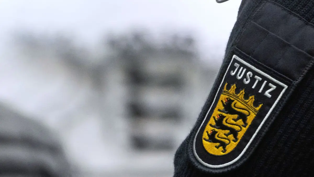 ARCHIV - 09.11.2023, Baden-Württemberg, Stuttgart: Ein Justizbeamter steht während eines Prozesses in einem Saal des Landgerichts Stuttgart. (zu dpa: «Reisende im Bahnhof mit Messer angegriffen: Mann vor Gericht») Foto: Marijan Murat/dpa +++ dpa-Bildfunk +++