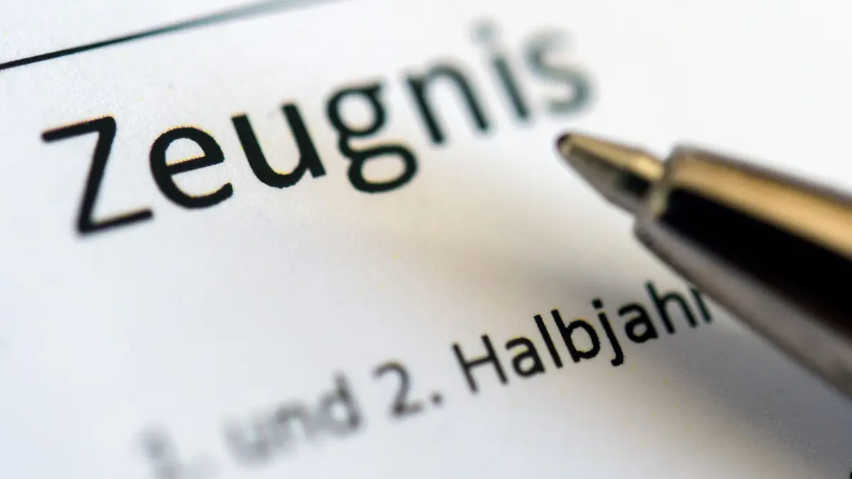 Zeugnisvergabe: ARCHIV - 19.06.2016, Niedersachsen, Hannover: Ein Kugelschreiber liegt am 21.06.2016 in einer Grundschule in Hannover (Niedersachsen) auf einem Zeugnis. Seit 01. Juni können Grundschulen in Niedersachsen auf klassische Schulnoten in der Zeugnisvergabe zu Gunsten von Berichtszeugnissen verzichten. Foto\ Sebastian Gollnow/dpa +++(c) dpa - Bildfunk+++ (zu dpa: «Ordnung und Verhalten: Comeback der Kopfnoten in Thüringen») Foto: Sebastian Gollnow/dpa +++ dpa-Bildfunk +++