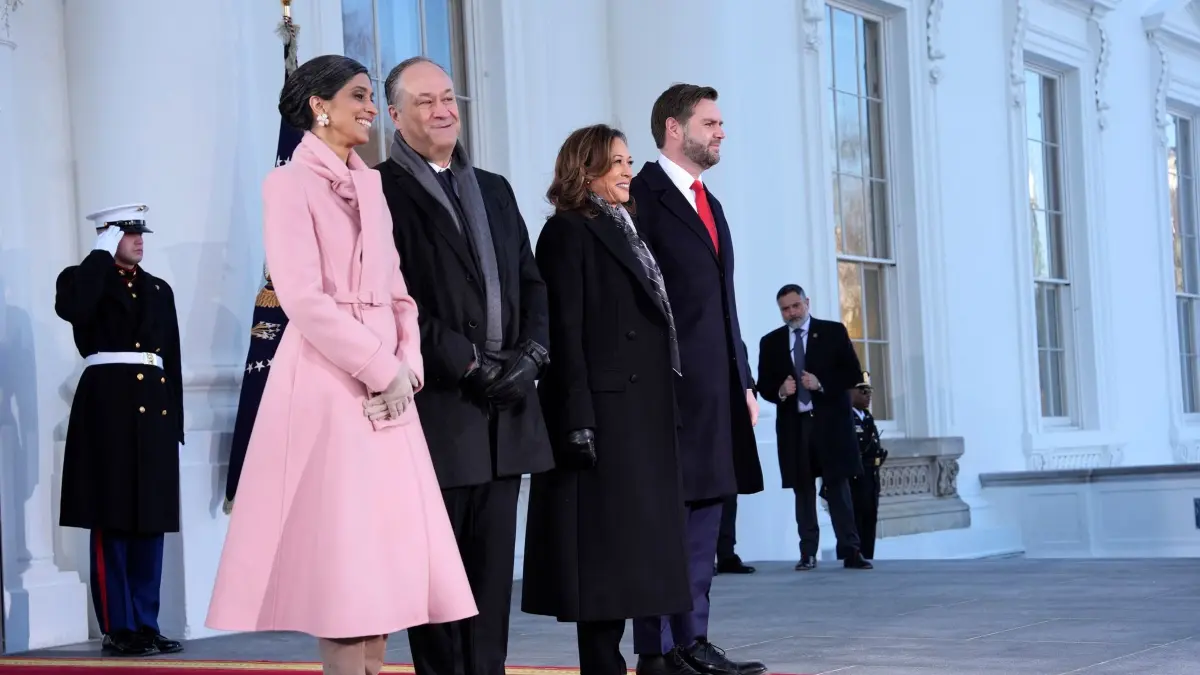 Amtseinführung Trump: 20.01.2025, USA, Washington: Vizepräsidentin Kamala Harris (2.v.r) und ihr Ehemann Doug Emhoff (l) stehen mit dem designierten Vizepräsidenten JD Vance (2.v.r) und seiner Frau Usha Vance bei ihrer Ankunft vor dem Weißen Haus. Foto: Evan Vucci/AP/dpa +++ dpa-Bildfunk +++