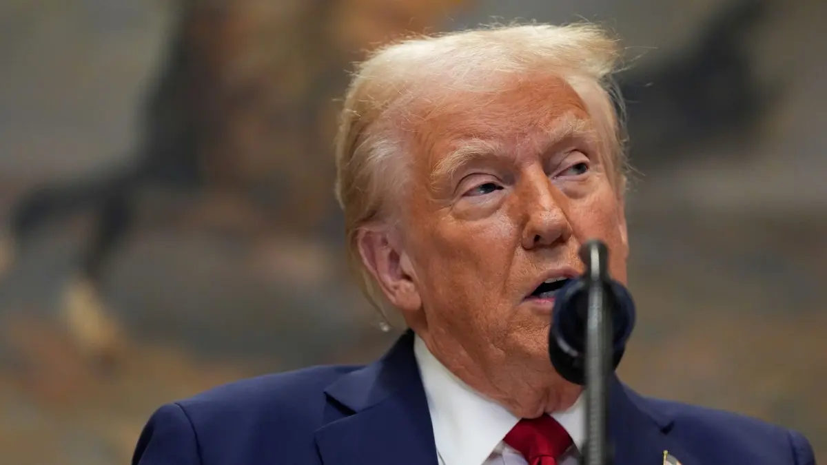 Nach Amtseinführung Trump - KI: 21.01.2025, USA, Washington: US-Präsident Donald Trump spricht im Roosevelt Room des Weißen Hauses. Foto: Julia Demaree Nikhinson/AP/dpa +++ dpa-Bildfunk +++