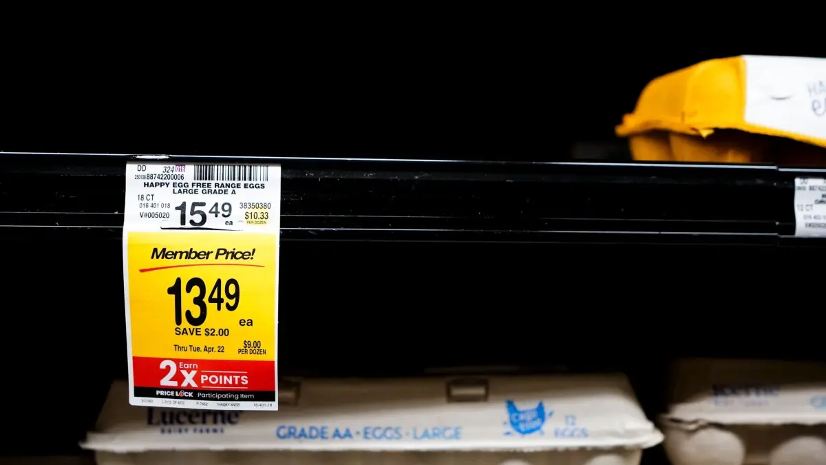 Hohe Eierpreise in den USA: 27.01.2025, USA, Seattle: Ein leeres Regal mit Eiern aus Freilandhaltung ist in einem Safeway-Markt in Seattle zu sehen. In den USA sind die Eier knapp. Grund ist der jüngste Ausbruch der Vogelgrippe - zahlreiche Legehennen wurden gekeult, um die Seuche einzudämmen. Der Eiermangel führt zu höheren Preisen. Foto: Lindsey Wasson/AP/dpa +++ dpa-Bildfunk +++
