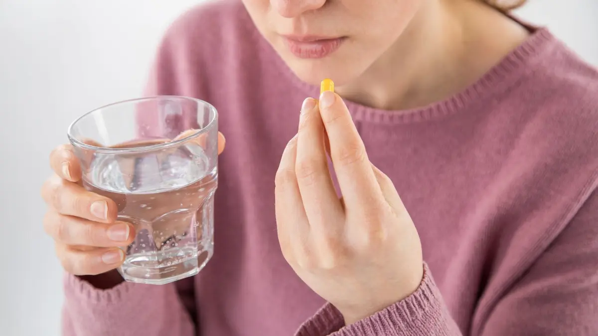 Eine Frau nimmt eine Kapsel ein: ILLUSTRATION - Mehr Energie, erholsamer Schlaf und starke Nerven: Ashwagandha-Präparate versprechen zahlreiche Vorteile – doch nicht für jeden sind sie geeignet. (zu dpa: «Wer lieber keine Ashwagandha-Präparate einnehmen sollte») Foto: Christin Klose/dpa-mag - Honorarfrei nur für Bezieher des Dienstes dpa-Magazin +++ dpa-Magazin +++