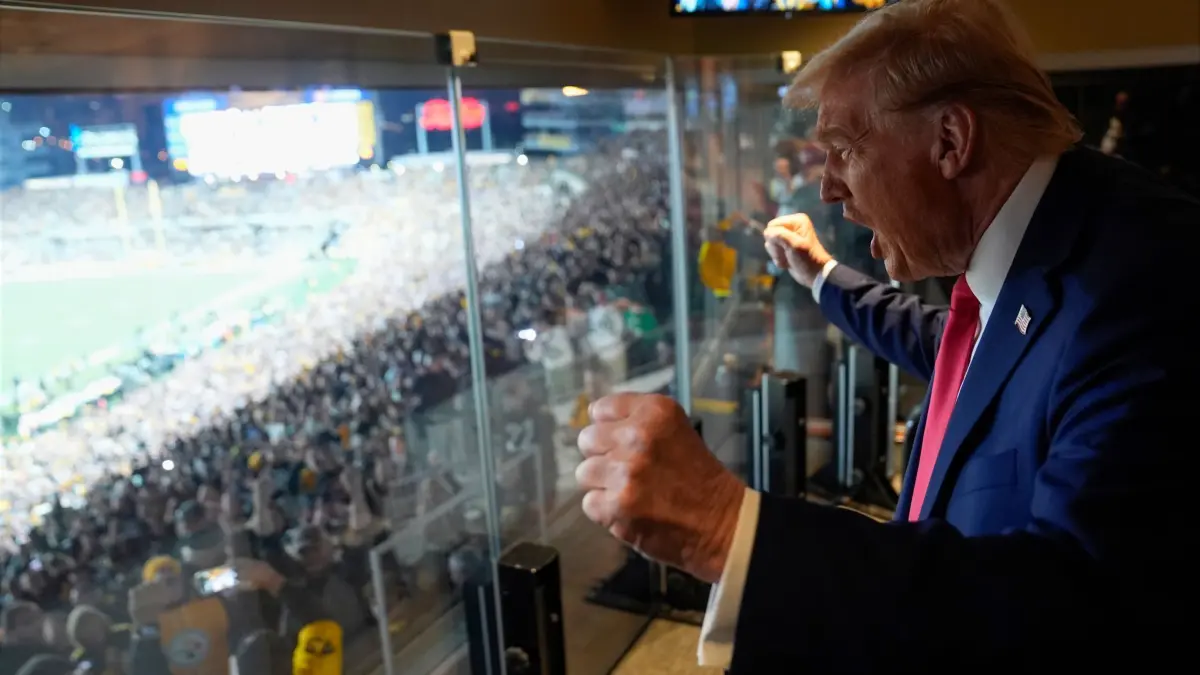 Donald Trump: ARCHIV - 20.10.2024, USA, Pittsburgh: American Football: Profiliga NFL, Pittsburgh Steelers - New York Jets; Hauptrunde, Hauptrunde-Partien, 7. Spieltag: Der republikanische US-Präsidentschaftskandidat und ehemalige US-Präsident Donald Trump verfolgt das Spiel. Der jetzige Präsident Trump plant offenbar eine Reise zum Super Bowl. (zu dpa: «Medien: Trump plant Besuch bei Super Bowl») Foto: Evan Vucci/AP Pool/dpa +++ dpa-Bildfunk +++