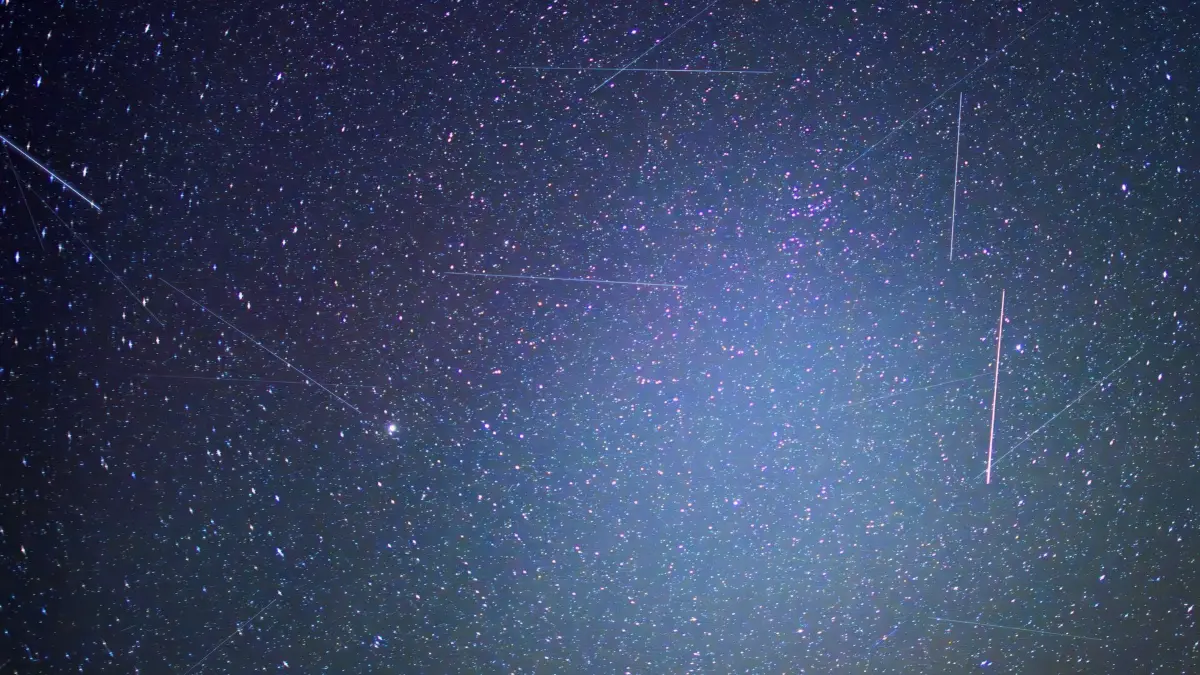 Astronomen in Sorge: Starlink plant noch hellere Satelliten: ARCHIV - 02.05.2024, Brandenburg, Lietzen: Illustration: Satelliten und andere Objekte sind als Leuchtspuren zwischen den Sternen am Nachthimmel über dem Landkreis Märkisch-Oderland in Ostbrandenburg zu sehen (Aufnahme mit 20 Sekunden Belichtungszeit, daher sind die sich bewegenden Objekte als Linien zu erkennen). (zu dpa: «Eigene Satelliten für mehr Sicherheit: Europas Antwort auf Starlink») Foto: Patrick Pleul/dpa +++ dpa-Bildfunk +++