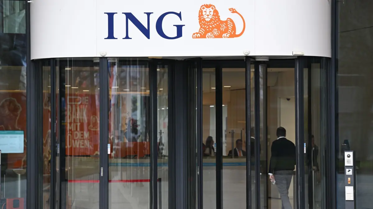 Bilanz-Pressekonferenz ING Deutschland: 06.02.2025, Hessen, Frankfurt/Main: Ein Mann geht in der Zentrale der ING Deutschland durch eine Drehtür. Die Direktbank hat auf ihrer Bilanz-Pressekonferenz mitgeteilt trotz eines rasanten Kundenwachstums im vergangenen Jahr weniger Gewinn gemacht zu haben. Foto: Arne Dedert/dpa +++ dpa-Bildfunk +++