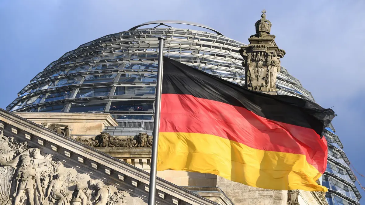 Bundestag: ARCHIV - 05.01.2017, Berlin: Die schwarz-rot-goldene Flagge weht vor der Kuppel des Reichstages. (zu dpa: «Insa-Umfrage: Union, AfD und SPD verlieren leicht») Foto: Soeren Stache/dpa +++ dpa-Bildfunk +++