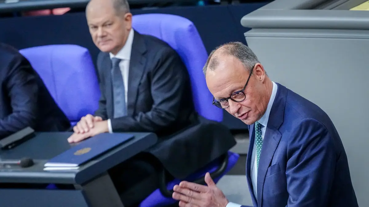 Bundestag: 11.02.2025, Berlin: Friedrich Merz (r), Unions-Kanzlerkandidat und CDU-Bundesvorsitzender, spricht im Bundestag in der Generaldebatte «zur Situation in Deutschland» neben Bundeskanzler Olaf Scholz (SPD). Das Parlament kommt zu seiner letzten regulären Sitzung vor der Bundestagswahl zusammen. (zu dpa: «Merz wirft Scholz Ausbleiben der Zeitenwende vor») Foto: Kay Nietfeld/dpa +++ dpa-Bildfunk +++