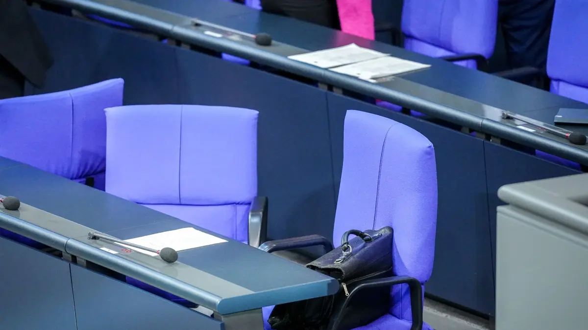 Bundestag: 11.02.2025, Berlin: Am Ende der letzten regulären Sitzung des Bundestages vor der Bundestagswahl steht die Tasche von Bundeskanzler Scholz auf dem Kanzlersessel der Regierungsbank. Foto: Kay Nietfeld/dpa +++ dpa-Bildfunk +++