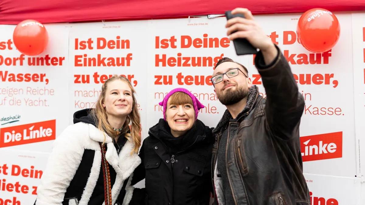 Wahlkampf Die Linke - Hannover: 14.02.2025, Niedersachsen, Hannover: Heidi Reichinnek (M), Spitzenkandidatin von der Partei Die Linke, lässt sich bei einem politischen «Speed-Dating» der Linken Niedersachsen in der Innenstadt von Hannover mit zwei Teilnehmern fotografieren. Foto: Michael Matthey/dpa +++ dpa-Bildfunk +++