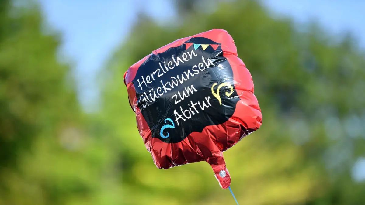«Herzlichen Glückwunsch zum Abitur» steht auf einem Gasballon. (zu dpa «Thüringer Abiturienten erhalten ihre Zeugnisse») +++ dpa-Bildfunk +++