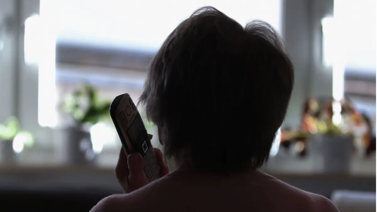 Themenbild - Enkeltrick, Neffentrick, Telefontrick, Telefonbetrug, Betrug, Telefonstreich, Telefonieren
Bild: Model release, Model released,
eine aeltere Frau, Rentnerin, Seniorin telefoniert mit ihrem Telefon, Festnetzapperat,
auf der Couch neben dem Tisch in ihrem Wohnzimmer,
Symbolbild, Themenbild, Featurebild