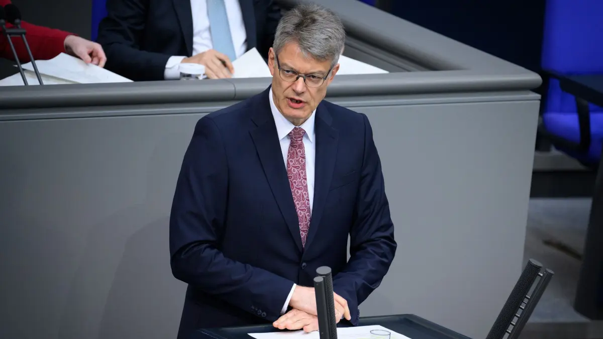 CDU der große Sieger - AfD in Pfalz stark: ARCHIV - 14.06.2024, Berlin: Patrick Schnieder (CDU) am Rednerpult des Deutschen Bundestags (zu dpa: «CDU der große Sieger – AfD in Pfalz stark») Foto: Bernd von Jutrczenka/dpa +++ dpa-Bildfunk +++