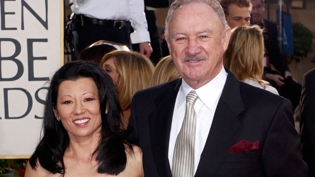 US-Schauspieler Gene Hackman und Ehefrau tot aufgefunden: ARCHIV - 19.01.2003, USA, Beverly Hills: Der Schauspieler Gene Hackman kommt mit seiner Frau Betsy Arakawa zur 60. jährlichen Verleihung der Golden Globe Awards in Beverly Hills. Der US-Schauspieler und Gene Hackman und seine Ehefrau Betsy Arakawa wurden nach Angaben des Sheriffs von Santa Fe County am Mittwoch (27.02.2025) in ihrem Wohnsitz am tot aufgefunden. Foto: MARK J. TERRILL/AP/dpa +++ dpa-Bildfunk +++