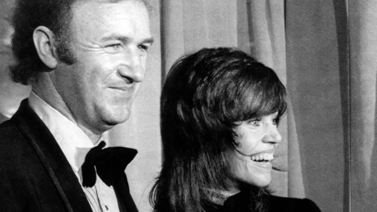 US-Schauspieler Gene Hackman und Ehefrau tot aufgefunden: ARCHIV - 11.04.1972, USA, Los Angeles: Der US-amerikanische Schauspieler Gene Hackman mit seinem Oscar, den er als Bester Hauptdarsteller für seine Rolle in dem Film «French Connection - Brennpunkt Brooklyn» bei der 44. Annual Academy Awards überreicht bekam. Neben ihm seine Schauspielkollegin Jane Fonda die für ihre Rolle in dem Drama "Klute" als Beste Hauptdarstellerin" die begehrte Oscar-Statuette bekam. Der US-Schauspieler und Gene Hackman und seine Ehefrau Betsy Arakawa wurden nach Angaben des Sheriffs von Santa Fe County am Mittwoch (27.02.2025) in ihrem Wohnsitz am tot aufgefunden. Foto: UPI/dpa +++ dpa-Bildfunk +++