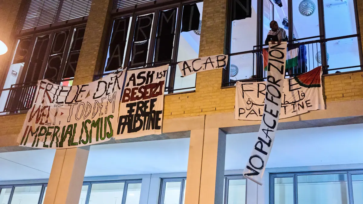 «Friede der Welt - Tod dem Imperialismus» ist nur ein Slogan, den Palästina Aktivisten bei der Besetzung des Hörsaals in der Alice-Salomon-Hochschule in Hellersdorf aus dem Fenster hängen haben. Die Leitung der Uni duldet die Aktion. +++ dpa-Bildfunk +++