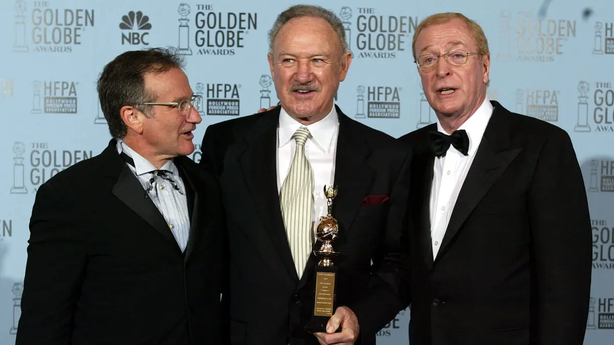 US-GOLDEN GLOBES-GENE HACKMAN-AWARD: (FILES) US actor Gene Hackman (C) is accompanied by fellow actors Robin Williams (L) and Michael Caine (R) after he was honored with the Cecile B. DeMille Award at the 60th Annual Golden Globe Awards, 19 January 2003, in Beverly Hills, CA. AFP PHOTO/Hector MATA. Oscar-winning US actor Gene Hackman, wife found dead at home: media reports. (Photo by HECTOR MATA / AFP)