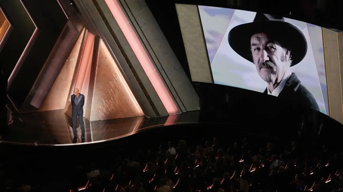 97. Academy Awards: 02.03.2025, USA, Los Angeles: Morgan Freeman gedenkt dem 2025 verstorbenen Schauspieler Gene Hackman während der Oscar-Verleihung im Dolby Theatre in Los Angeles. Foto: Chris Pizzello/Invision/AP/dpa +++ dpa-Bildfunk +++