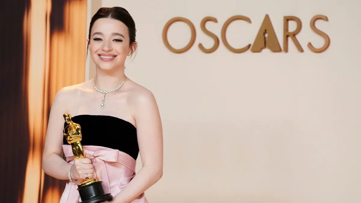 97. Academy Awards: 03.03.2025, USA, Los Angeles: Mikey Madison, Gewinnerin des Preises für die beste Leistung einer Hauptdarstellerin für "Anora", freut sich im Presseraum der Oscar-Verleihung im Dolby Theatre über die Auszeichnung. Foto: Jordan Strauss/Invision/AP/dpa +++ dpa-Bildfunk +++