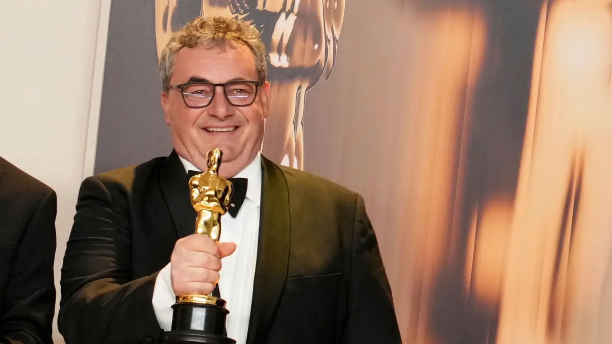 97. Academy Awards: 02.03.2025, USA, Los Angeles: Gerd Nefzer, Gewinner im Team des Preises für die besten visuellen Effekte für "Dune: Teil Zwei", freut sich im Presseraum der Oscar-Verleihung im Dolby Theatre über die Auszeichnung. Foto: Jordan Strauss/Invision/AP/dpa +++ dpa-Bildfunk +++